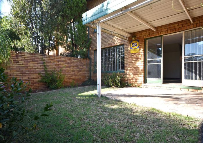 Garsfontein Townhouse To Rent: 3 beds, private garden, double garage, secure complex.