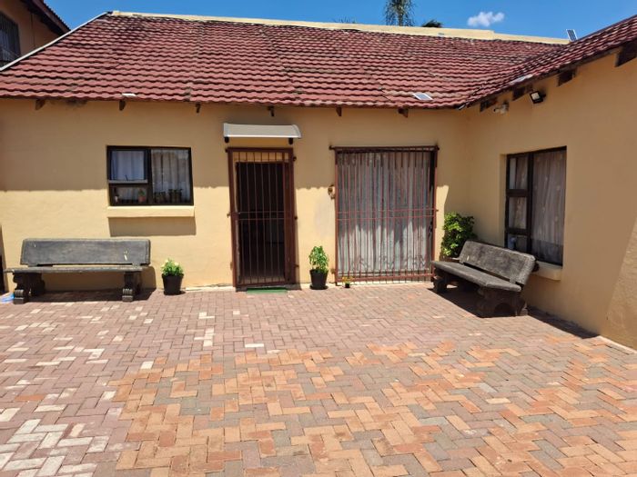 3-Bedroom House To Rent in Erasmia with open-plan living and prepaid utilities.