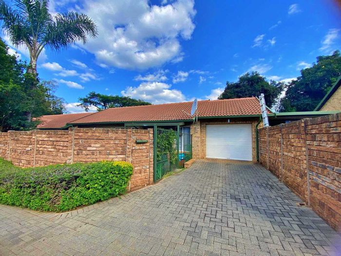 Die Wilgers Townhouse For Sale: 3 beds, pool, lapa, secure complex living.