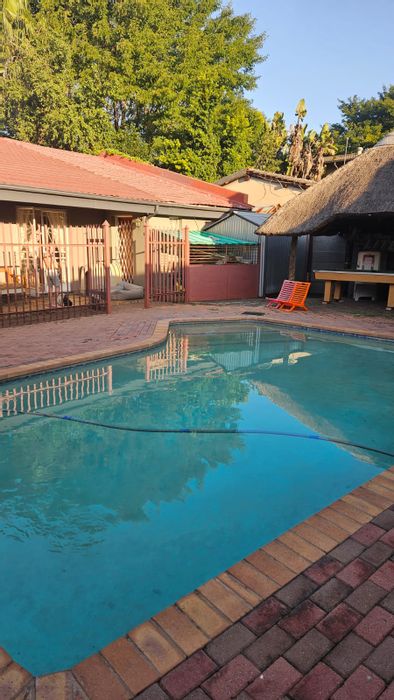 For Sale: 5-bedroom house in Mountain View with pool, large yard, and entertainment area.