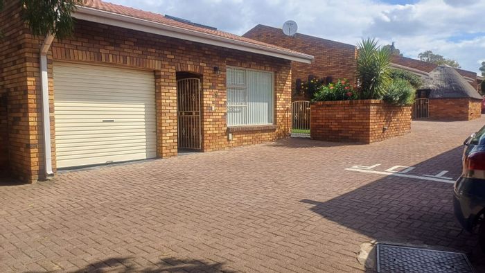 For Sale: Townhouse in Dalpark Ext 1 with pool, garage, and secure complex.