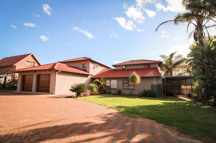 For Sale: Spacious 4-Bedroom House in Winterhoek Park with Pool and Multiple Garages.