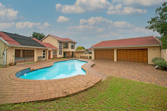 House for Sale in Highway Gardens: 4 beds, gym, pool, bar, secure area.