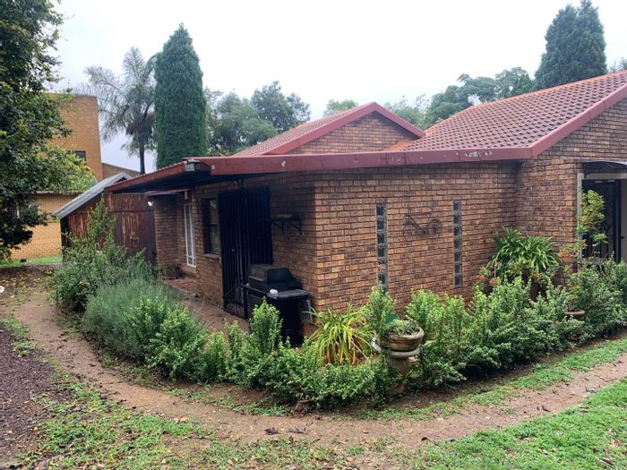 Elarduspark House To Rent: 3 bedrooms, 2 bathrooms, spacious garden, secure parking.