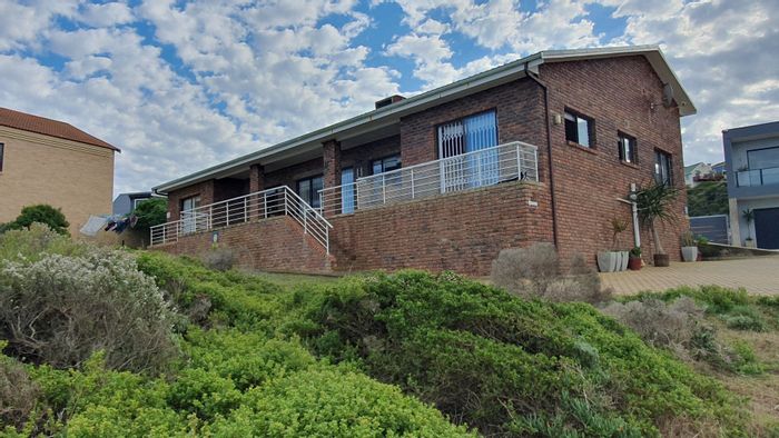 For Sale: Spacious 5-bedroom house in Dana Bay with ocean views and entertainment areas.