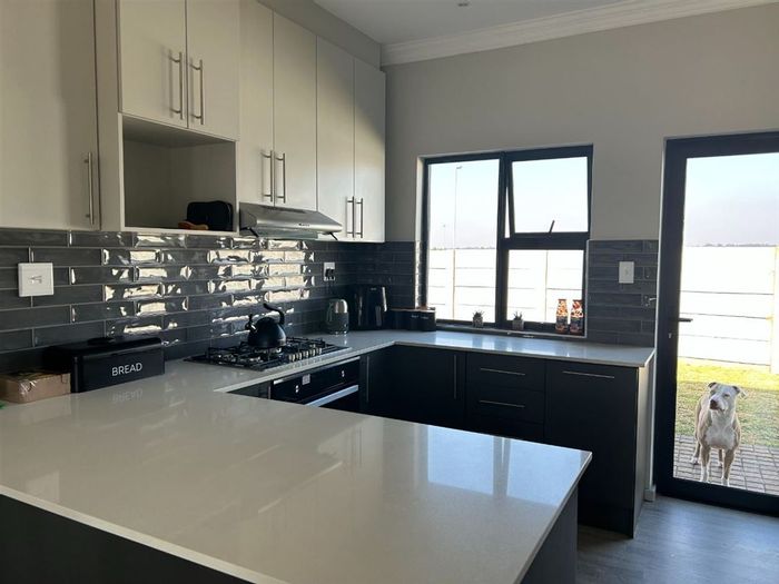 Country View Townhouse For Sale: 3 bedrooms, 2 bathrooms, double garage, open-plan living.