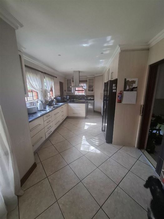 Bartlett House For Sale: 3 beds, 3 baths, study, double garage, spacious layout.