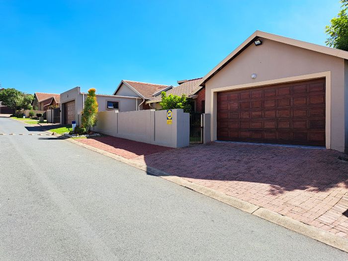 Olivedale House To Rent: 3 beds, pet-friendly, secure estate with garden and garage.