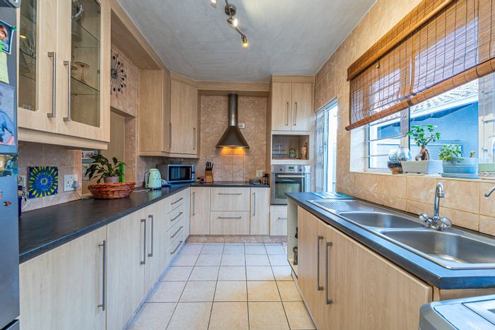 For Sale: 2-Bedroom Townhouse in Florida North with garden, secure complex, and garage.