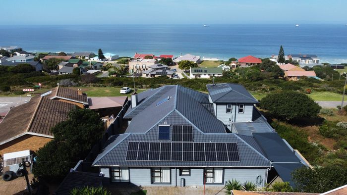 House For Sale in Reebok: 6 bedrooms, solar power, sea views, quiet area.