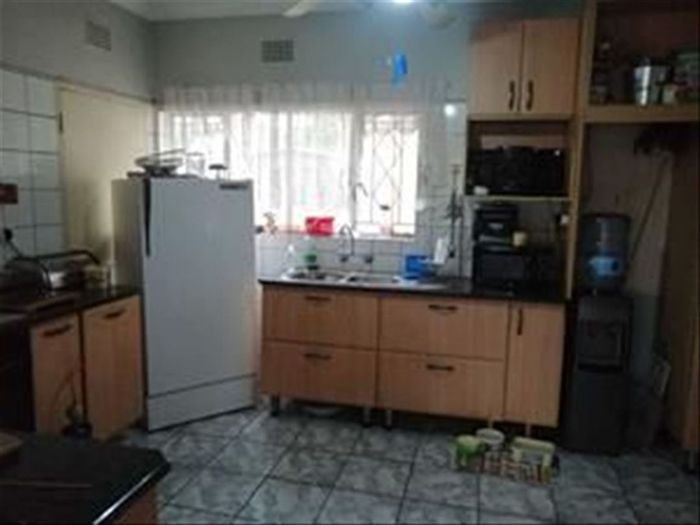 Spacious 5-bedroom house with granny flat in Birchleigh, For Sale.