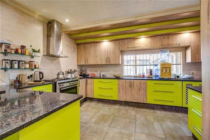 For Sale: House in Allen Grove with 3 beds, pool, and 2 granny flats.