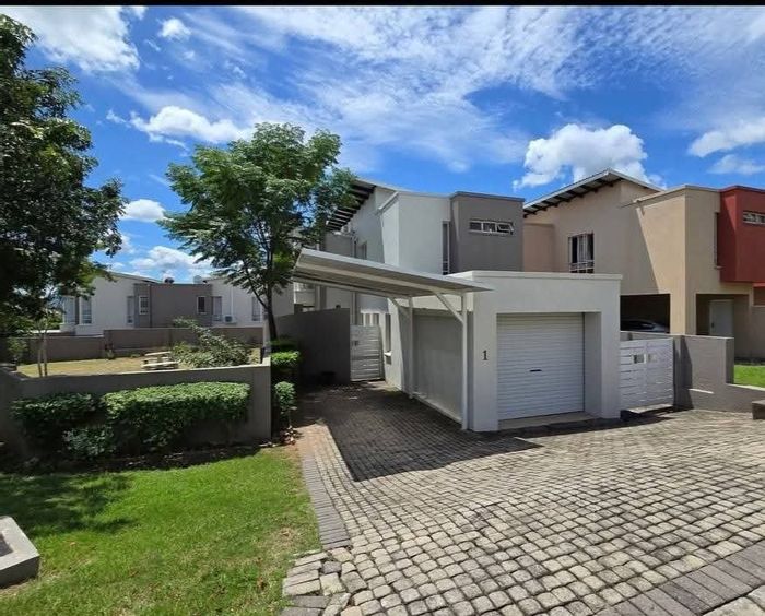 House To Rent in Nelspruit Ext 37: 4 beds, 3 baths, secure complex, pet-friendly.