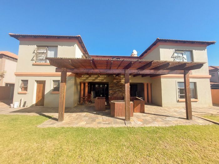 Spacious Monavoni house for sale: 6 bedrooms, 4 bathrooms, double garage, yard.