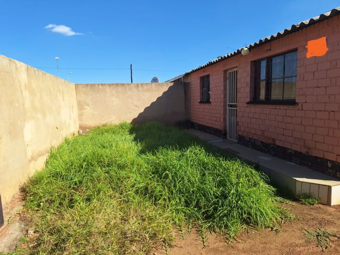 Zola House For Sale: 2 Bedrooms, Kitchen, Lounge, Walled Yard, Outdoor Rooms.