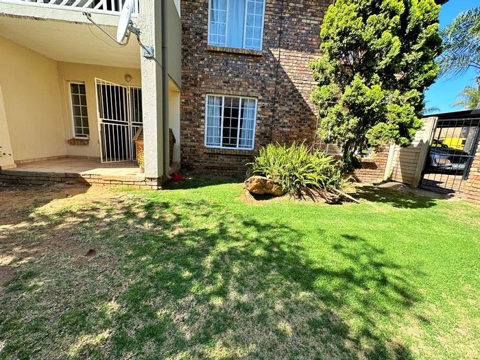 Highveld Apartment To Rent: 2 beds, pool, garden, covered parking, central location.