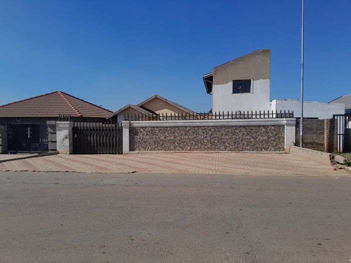 To Rent: 2-Bedroom House in Protea Glen with kitchen, lounge, and outdoor shower.