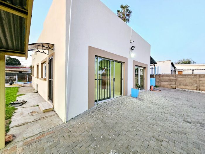 3 Bedroom House To Rent in Erasmia with carport, prepaid electricity, and alarm system.