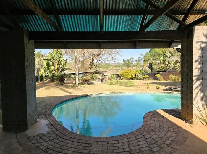 To Rent: Farm in White River Estates with pool, garage, and courtyard.