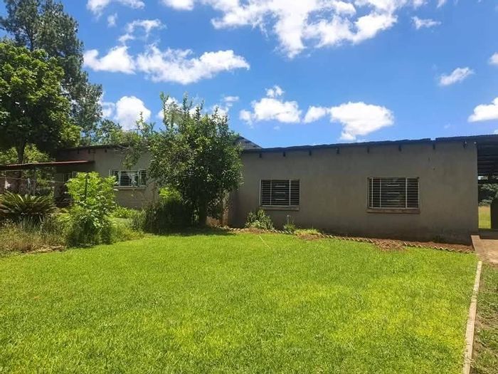To Rent: Farm in White River Estates with 2 bedrooms, garden, and communal pool.