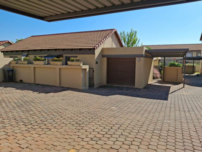 Annlin Townhouse For Sale: 2 Bedrooms, garden, garage, solar system, near amenities.