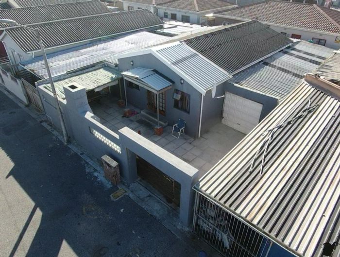 For Sale: House in New Woodlands with 3 bedrooms, braai area, secure parking.
