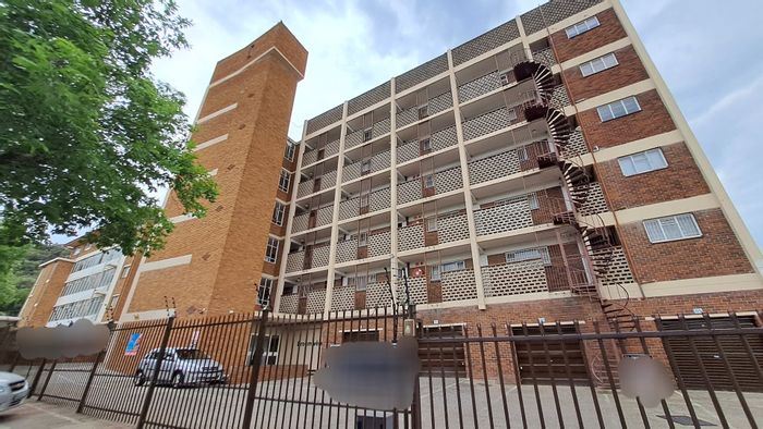 For Sale: 2-Bedroom Apartment in Arboretum with Garage, Views, and Security Features.