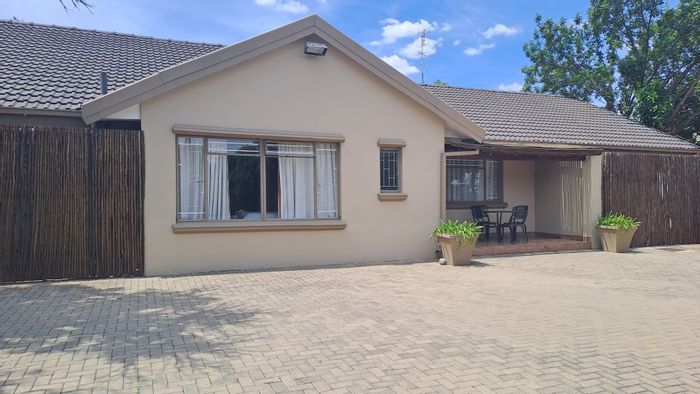 Brandwag House For Sale: 5 en-suite rooms, pool, garden, flatlets, near amenities.