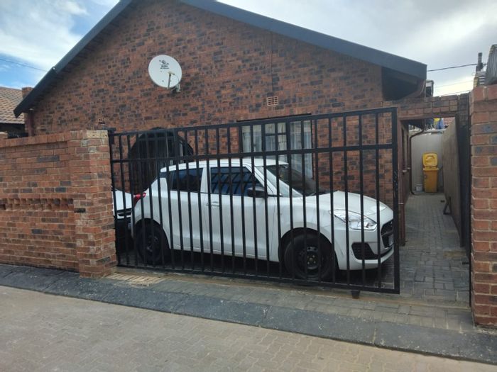 For Sale: Klipspruit House with 3 Bedrooms, Fitted Kitchen, and Paved Yard.