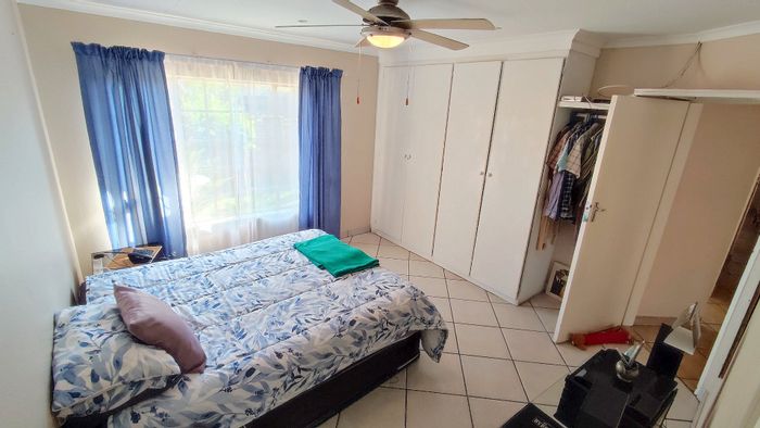 Amberfield Townhouse For Sale: 3 Beds, Double Garage, Enclosed Patio, Estate Security.