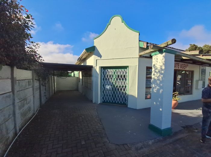 Commercial Space To Rent in George South: Includes Wi-Fi, Water, and High Visibility.