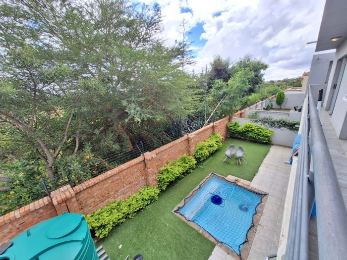 Bendor Apartment For Sale: 3 beds, 3 baths, pool, secure complex, spacious living.