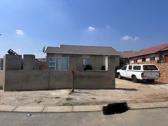 3 Bedroom House for Sale in Cosmo City with built-in braai and gas stove.