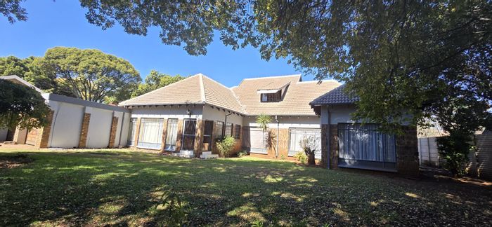 Elarduspark House For Sale: 5 bedrooms, pool, jacuzzi, double garage, and garden.