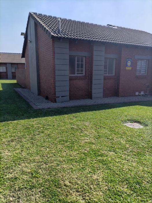 2 Bedroom Townhouse To Rent in The Reeds with security and patio amenities.