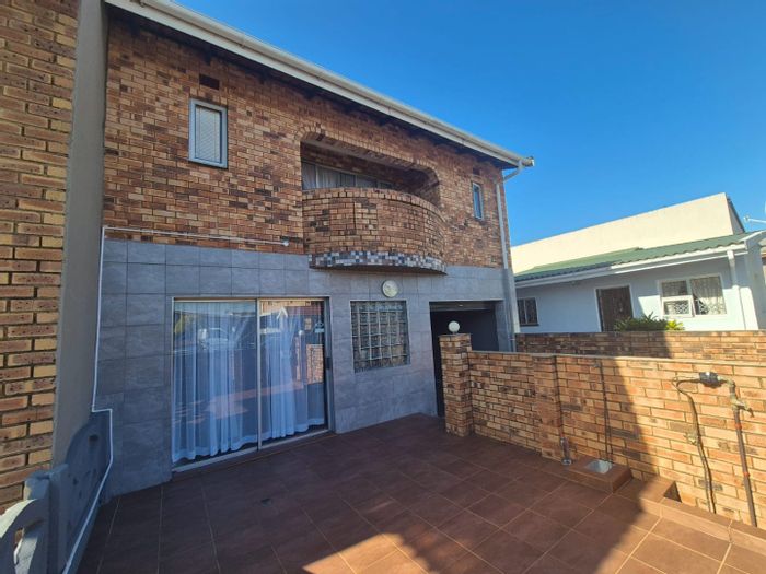 For Sale: House in Merewent with 3 bedrooms, granny cottage, and garage.