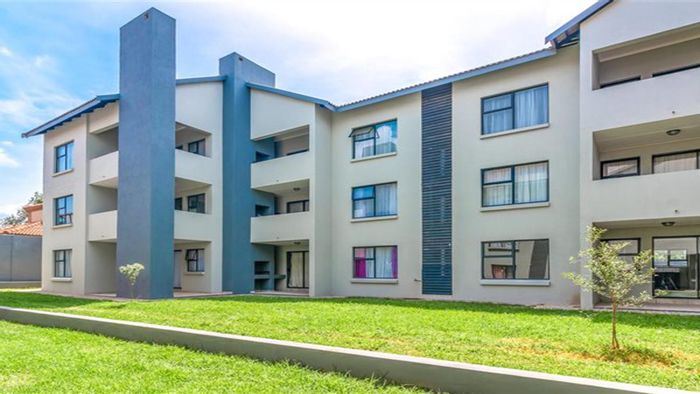 Eveleigh Apartment For Sale: 2 bedrooms, patio, garden views, and modern kitchen.