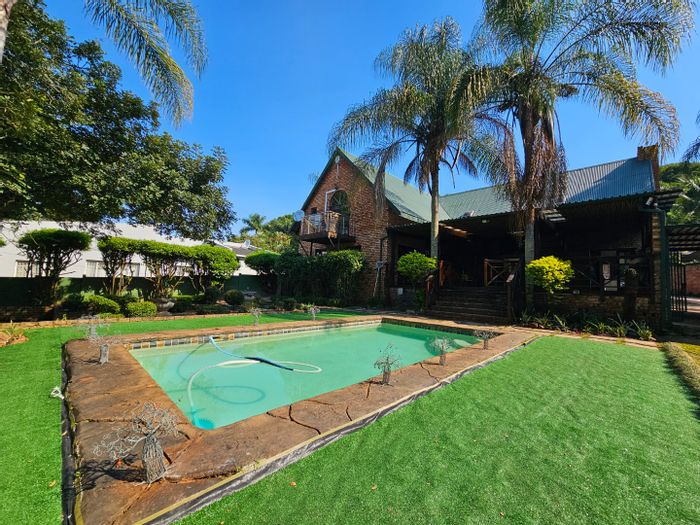 For Sale: House in Kingsview Ext 1 with pool, garden, and spacious bedrooms.