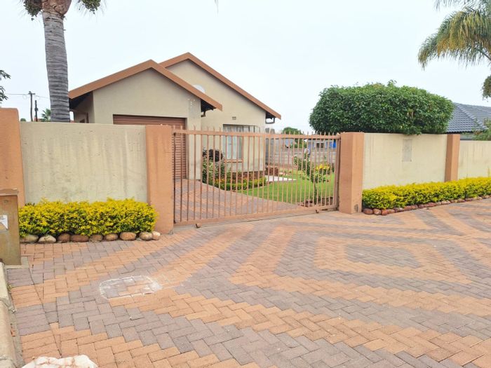 3-Bedroom House in Seshego For Sale with Large Yard and Garage.