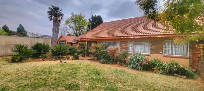 House for Sale in Meiringspark: 3 beds, pool, lapa, flatlets, and garages.