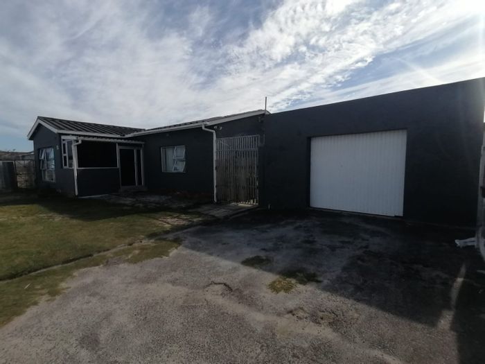 For Sale: House in Lotus River with 5 bedrooms, sunroom, and entertainment area.