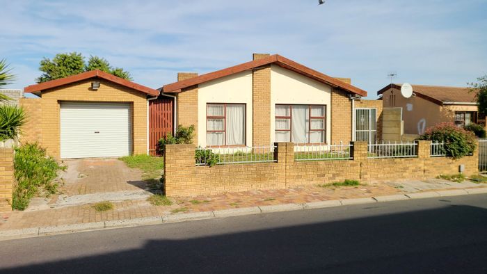Highbury House For Sale: 3 Bedrooms, spacious yard, garage, family-friendly location.
