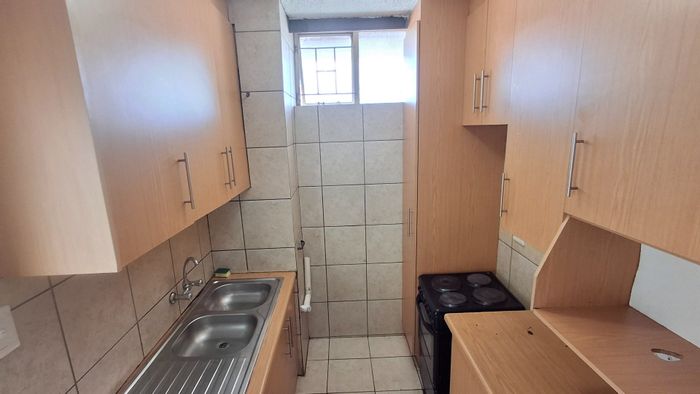 Sunnyside Apartment For Sale: 1.5 bedrooms, secure complex, close to amenities.