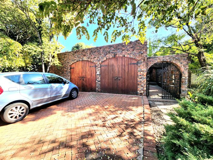 Bayswater House To Rent: 3 Bedrooms, Pool, Large Yard, Pet-Friendly, Double Garage.