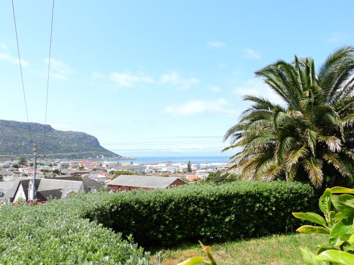 3 Bedroom House To Rent in Fish Hoek Central, close to amenities and transport.