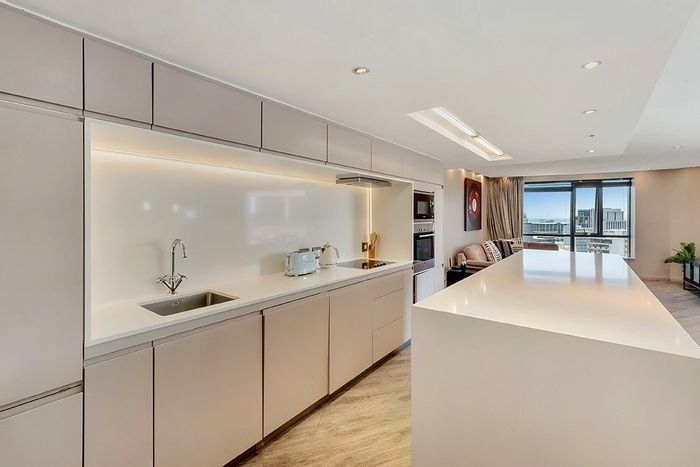 For Sale: 2-bedroom apartment in Cape Town City Centre with rooftop pool and security.