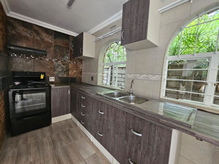 Townhouse To Rent in Bedfordview Central: 2 Bedrooms, secure parking, open plan living.