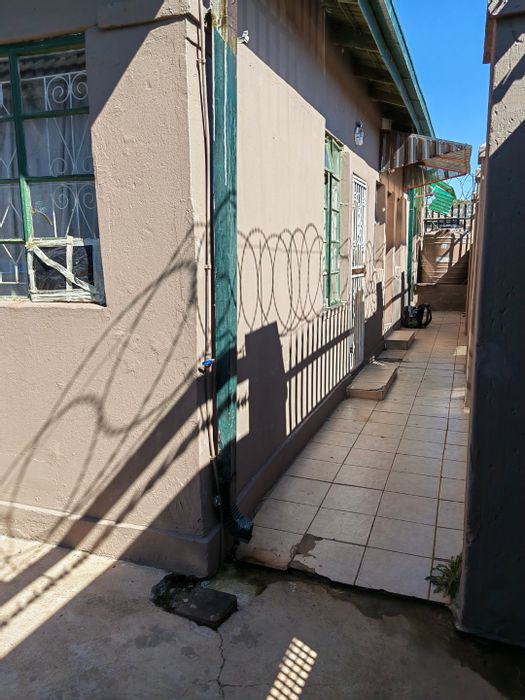 Vrededorp House For Sale: 10-sleeper student accommodation near UJ campus.