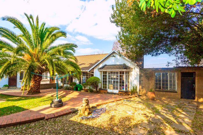Bloubosrand House For Sale: Income-generating property with cottages, spacious yard, and garage.