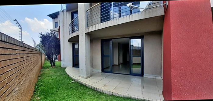 Rooihuiskraal North Apartment For Sale: 2 beds, 2 baths, open plan living, 2 carports.